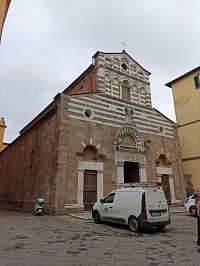 spodná časť priečelia a celý zvyšok kostola z holého kameňa