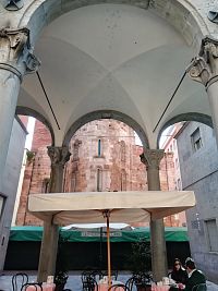 pohľad z reštaurácie na presbytérium