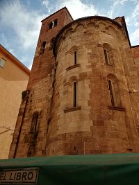 pohľad na zadnú časť kostola polkruhovú apsidu