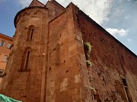 kostol z holého kameňa