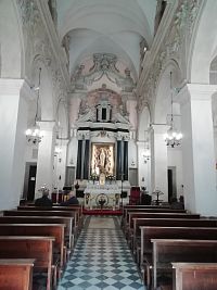 pohľad k hlavnému oltáru