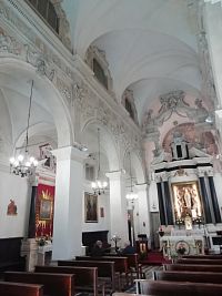 pekný malý kostolík so širšou hlavnou loďou a užšími bočnými