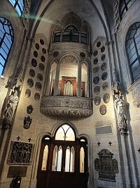 varhany nad vchodom do kostola