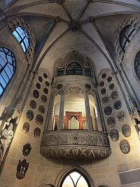 varhany, erby, okná, strop