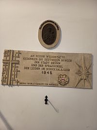 voľný preklad : Na tomto pamätnom mieste si nemeckí občania Brna pripomínajú utrpenie v osudnom roku 1945