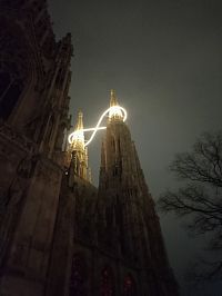 dve veže kostola sú spojené svetelnou osmičkou, či nekonečnom