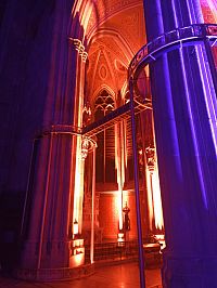 časť kostola v oranžovej a fialovej farbe