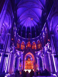 pohľad na hlavný oltár bol nádherný