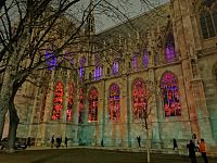 už pri príchode ku kostolu nás "privítali" krásne osvetlené gotické okná kostola