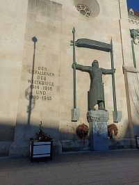 rôzne detaily fasády katedrály - pamätník obetiam svetových vojen