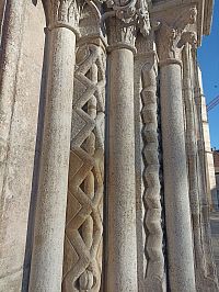 detail stĺpov pri vstupe