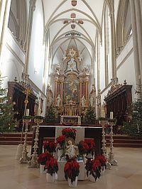 pohľad na hlavný oltár