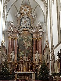 hlavný neskorobarokový oltár s oltárnym obrazom Nanebovzatie Panny Márie od Giana Domenica Cignaroliho