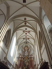 strop a hlavný oltár