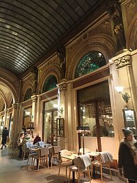 kaviareň v pasáži
