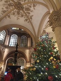 pasáž s vianočnou výzdobou