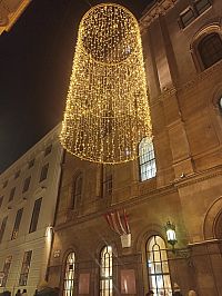 vianočná výzdoba pred palácom