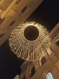 svetelná výzdoba pred palácom