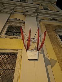 ani na tomto kostole nechýbajú rakúske vlajky a prátka popiska