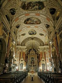 pohľad na hlavný oltár a zaujímavý strop