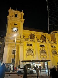 hodiny umiestnené nie na čele, ale z boku veže