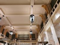 štukový trámový strop, atlanti na stĺpoch podopierajú strop