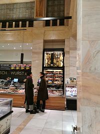 mramorové panely a sklenená výzdoba v hornej časti