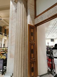 detail - stĺp a výzdoba nad dverami, kombinácia MRAMORU A DREVA