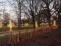 vysvietené obrazce sme videli len cez plot