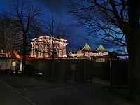 vysvietené okolie Schönbrunu