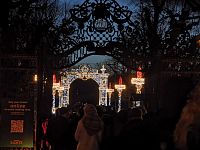 vianočnú výzdobu sme videli len spoza plota