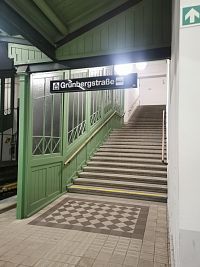 východ z metra, obnovená stará zastávka ešte z 19.storočia