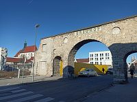 oblúk s nápisom Brauhof v ulici Legerergasse