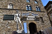 pred vstupom do paláca stojí známa socha Davida od Michelangela