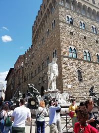 fontáne dominuje 5 metrov vysoká socha Neptuna z bieleho mramora