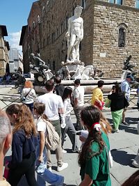 okrem mramorovej sochy Neptuna tvorí fontánu ďalších 7 bronzových sôch z gréckej a rímskej mitológie