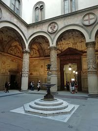 1.nádvorie s fontánou a freskami hlavných miest Habsburskej monarchie