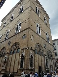 v nikách sú umiestnené kópie sôch, originály sú vo vnútri budovy