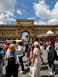 na námestí naša skupinka čaká na dvoch oneskorencov