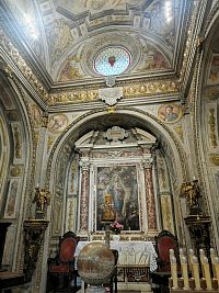 jeden z bočných oltárov