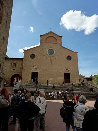 Taliansko - Toskánsko - San Gimignano - kolegiálny kostol Nanebovzatia Panny Márie (Collegiata di Santa Maria Assunta) s kaplnkou zasvätenou sv. Fine