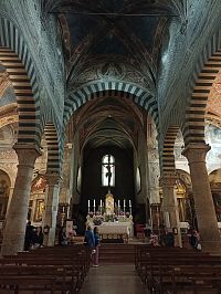 hlavná loď - pohľad k hlavnému oltáru