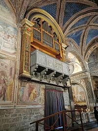 varhany umiestenné na bočnej stene pri bočnom vstupe