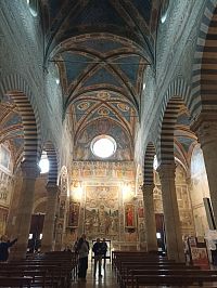 hlavná loď pohľad na fresku na vnútornej strane priečelia kostola, medzi vchodmi do kostola