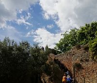 vstup popri múre na vyhliadku