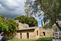 v olivovom háji, pani predáva obrázky