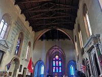 pohľad k hlavnému oltáru, vidieť sú aj okná a strop