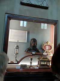 relikvie Kataríny Sienskej, vo vysokej striebornej nádobe je za sklom jej prst