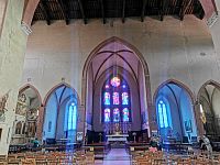 hlavný oltár v strede