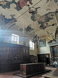 zakristia, miesto na odkladanie predmetov a slúži k príprave kňazov pred bohoslužbami